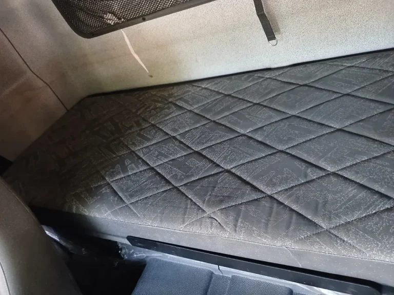 Caminhão Mercedes-Benz 1933 Axor 2016 Teto Alto Leito