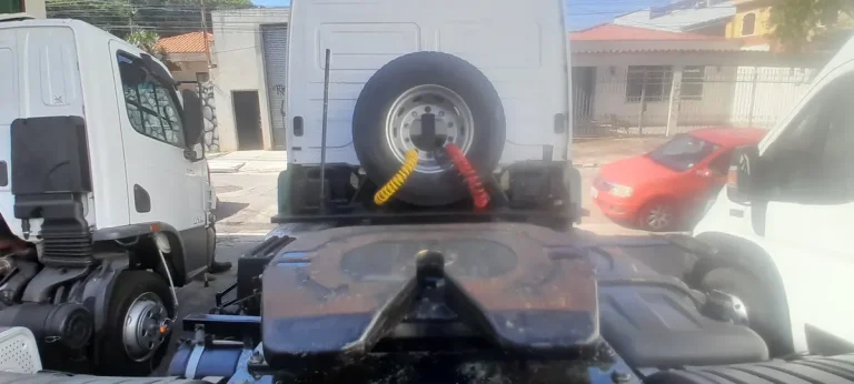 Caminhão Mercedes-Benz 1933 Axor 2016 Teto Alto Leito