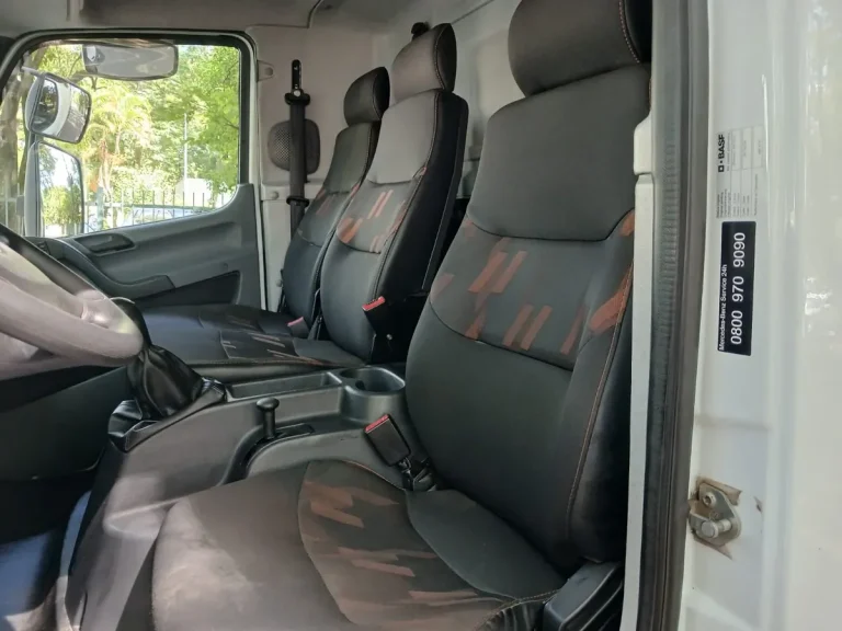 Caminhão Mercedes-Benz Accelo 1017 2024 Baú Refrigerado