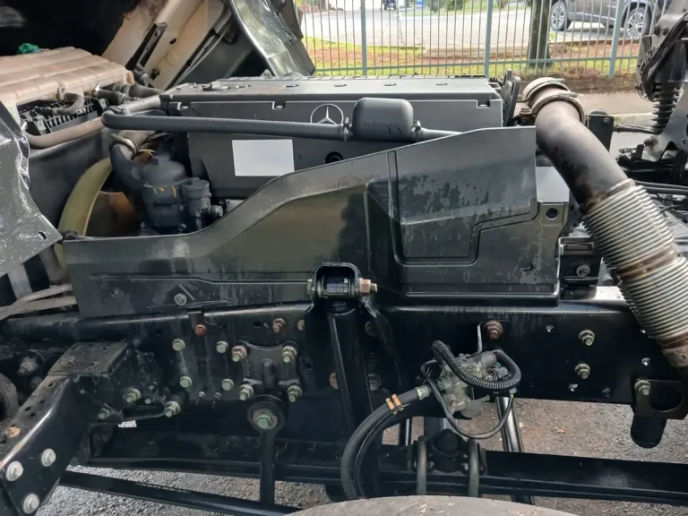 Caminhão Mercedes-Benz 1933 Axor 2016 Teto Alto Leito