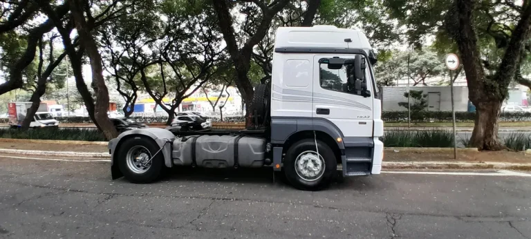 Caminhão Mercedes-Benz 1933 Axor 2016 Teto Alto Leito