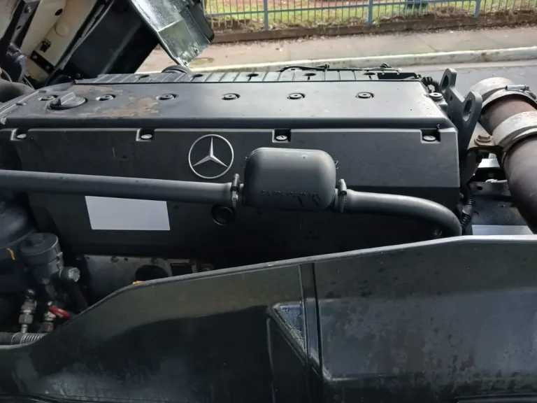 Caminhão Mercedes-Benz 1933 Axor 2016 Teto Alto Leito