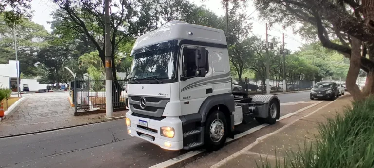 Caminhão Mercedes-Benz 1933 Axor 2016 Teto Alto Leito
