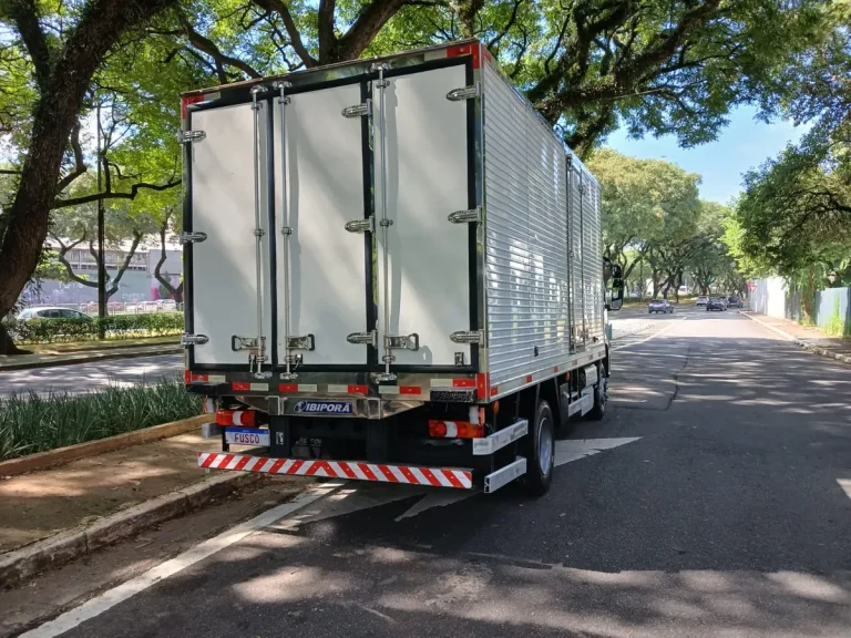 Caminhão Mercedes-Benz Accelo 1017 2024 Baú Refrigerado