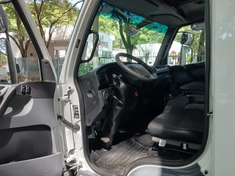 Caminhão Mercedes-Benz Accelo 1017 2024 Baú Refrigerado