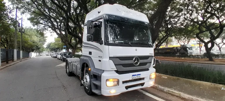 Caminhão Mercedes-Benz 1933 Axor 2016 Teto Alto Leito
