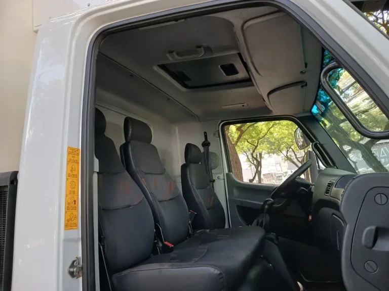 Caminhão Mercedes-Benz Accelo 1017 2024 Baú Refrigerado