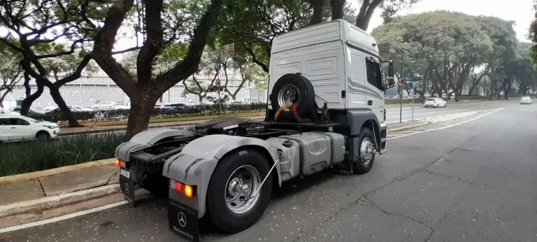 Caminhão Mercedes-Benz 1933 Axor 2016 Teto Alto Leito