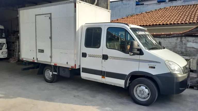 Caminhão Iveco Daily 35s14 Cabine Dupla 2014 Baú