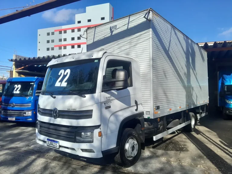 Caminhão Volkswagen 11180 Delivery 2022 Baú 6,50 metros