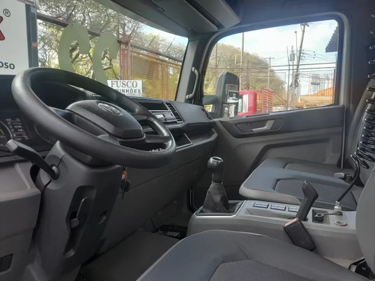 Caminhão Volkswagen 11180 Delivery 2022 Baú 6,50 metros