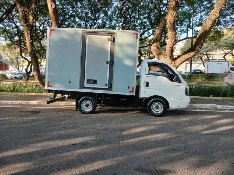 Caminhão Kia Bongo 2.5 Std 4×2 Rs Turbo C/ Carroceria 2p