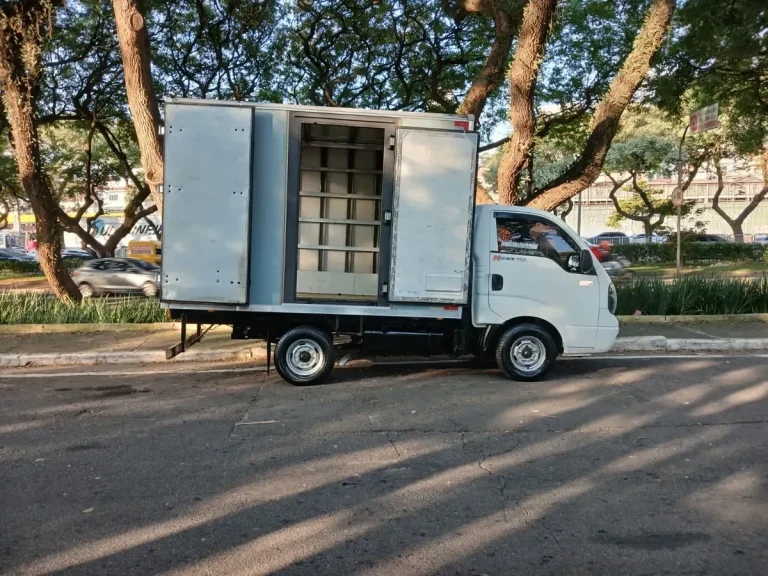Caminhão Kia Bongo 2.5 Std 4×2 Rs Turbo C/ Carroceria 2p