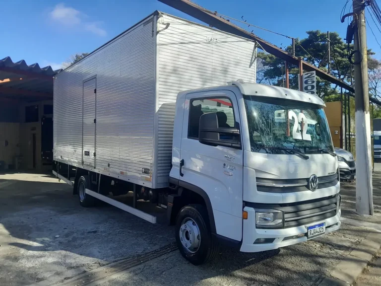Caminhão Volkswagen 11180 Delivery 2022 Baú 6,50 metros