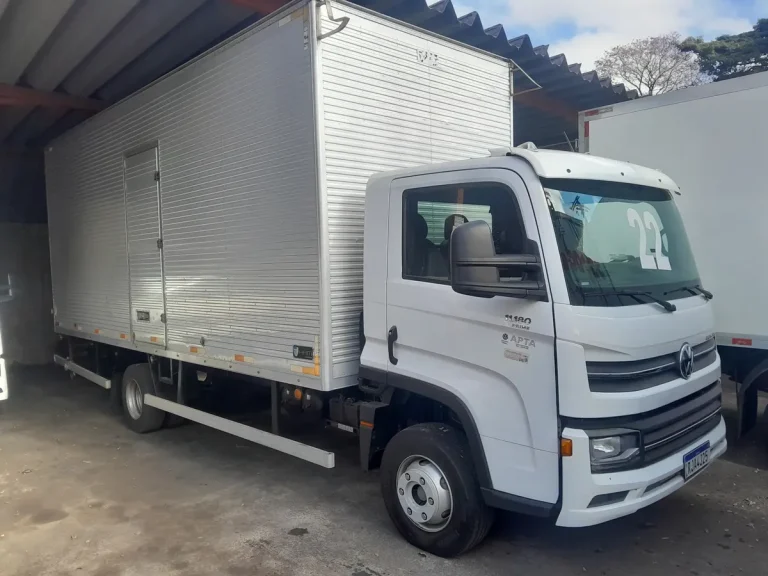 Caminhão Volkswagen 11180 Delivery 2022 Baú 6,50 metros