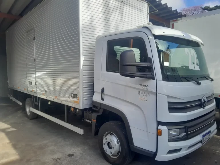 Caminhão Volkswagen 11180 Delivery 2022 Baú 6,50 metros