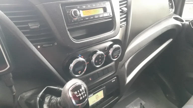 Caminhão Iveco Daily 70.170 Cabine Dupla 2022 Baú