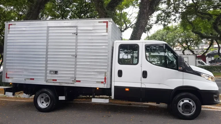 Caminhão Iveco Daily 70.170 Cabine Dupla 2022 Baú