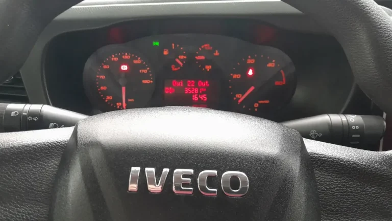 Caminhão Iveco Daily 70.170 Cabine Dupla 2022 Baú