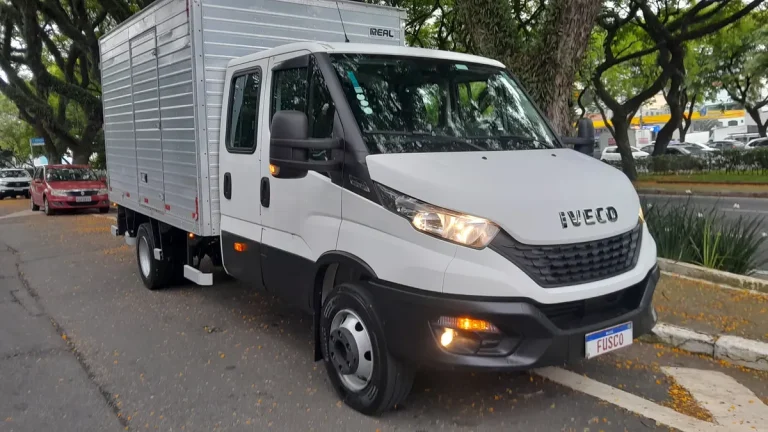 Caminhão Iveco Daily 70.170 Cabine Dupla 2022 Baú