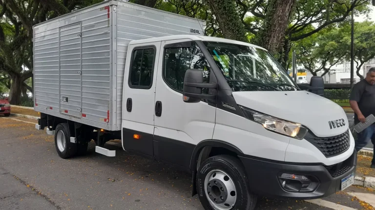 Caminhão Iveco Daily 70.170 Cabine Dupla 2022 Baú