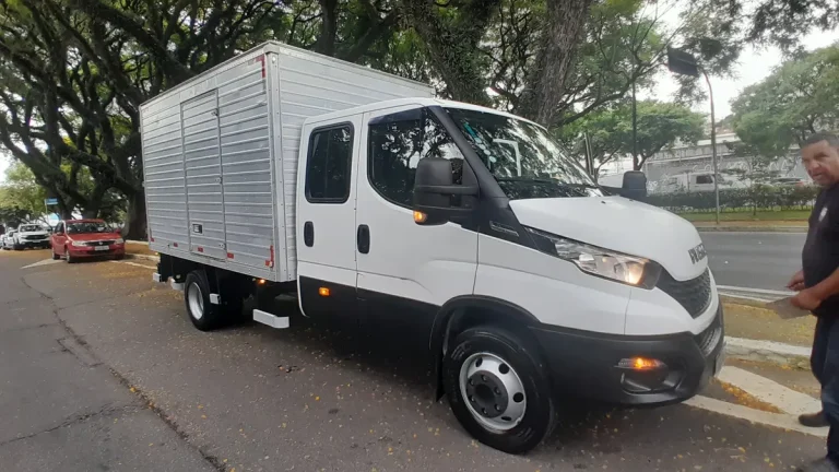 Caminhão Iveco Daily 70.170 Cabine Dupla 2022 Baú