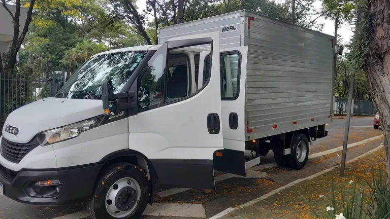 Caminhão Iveco Daily 70.170 Cabine Dupla 2022 Baú