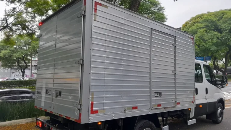 Caminhão Iveco Daily 70.170 Cabine Dupla 2022 Baú